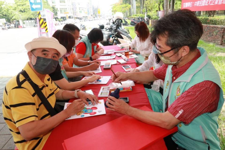 今天還加碼舉辦創意書法和著色比賽。（記者陳俊文攝）