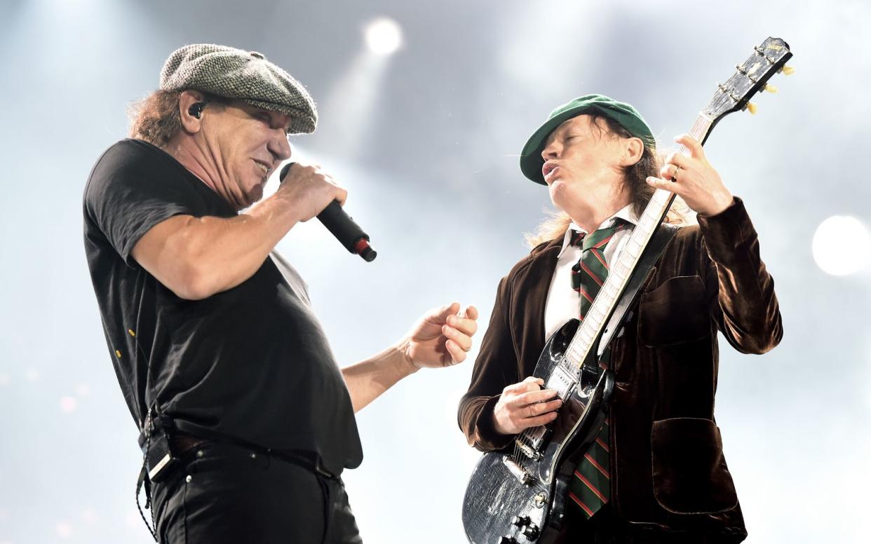 Wird Brian Johnson (links, mit Angus Young) in Zukunft wieder mit AC/DC auf Tour gehen? Dazu wollte der Sänger in einem Radio-Interview nichts sagen. (Bild: Getty Images/Kevin Winter)