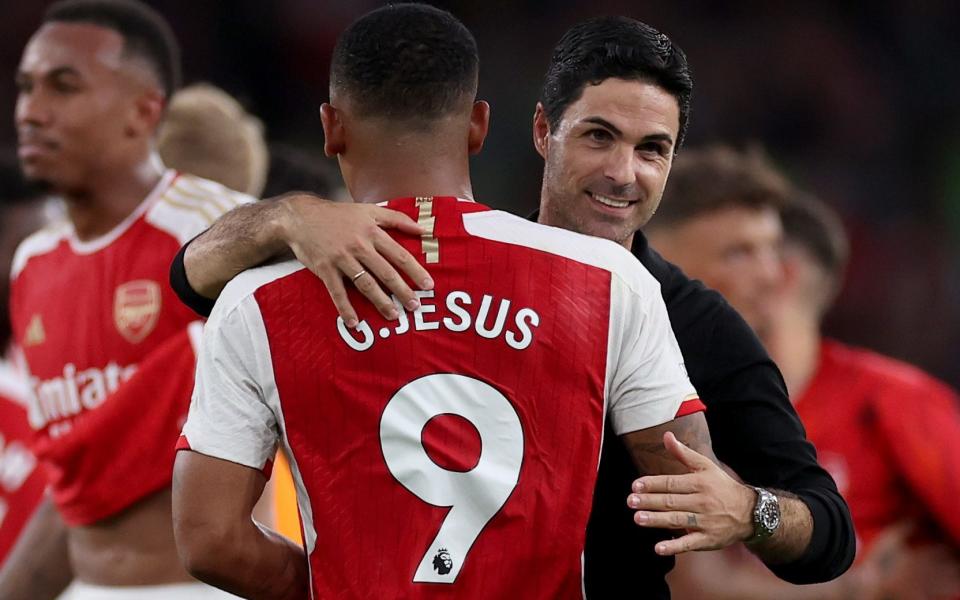 Mikel Arteta hugs Gabriel Jesus