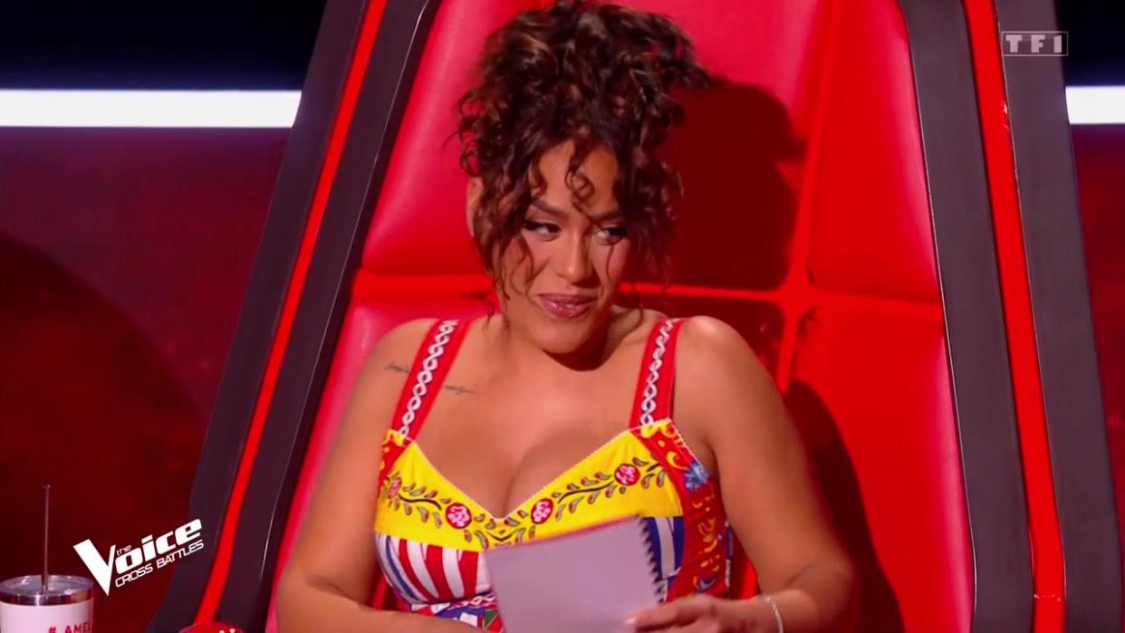 Amel Bent en robe colorée dans The Voice. © Capture d'écran TF1