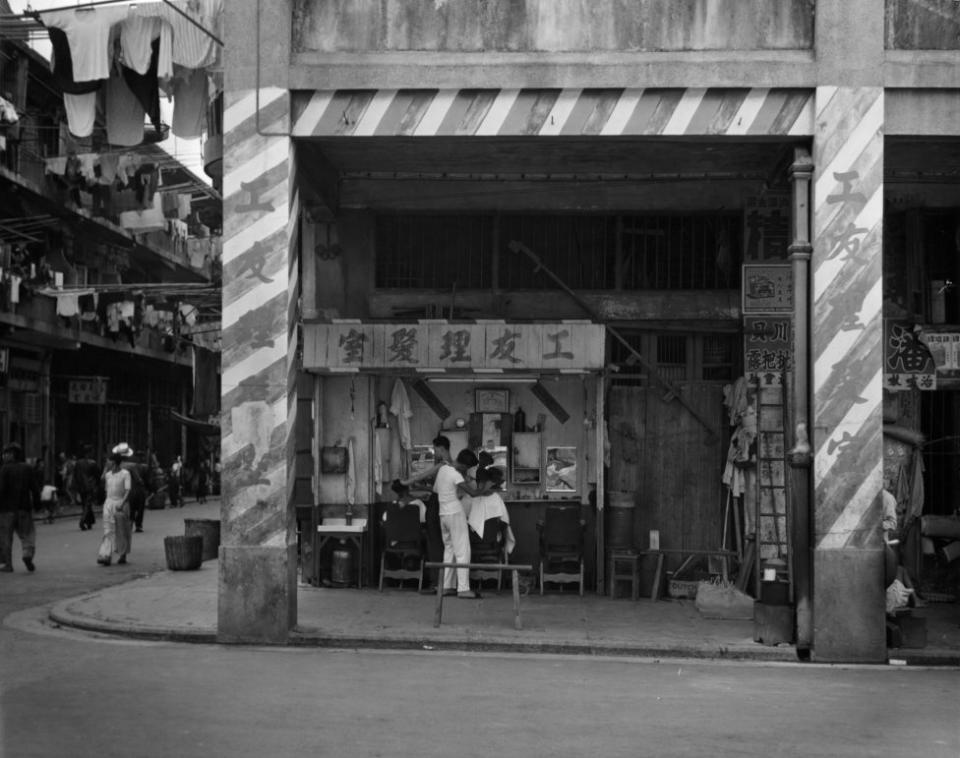 香港某樓房騎樓下的理髮店（1960）