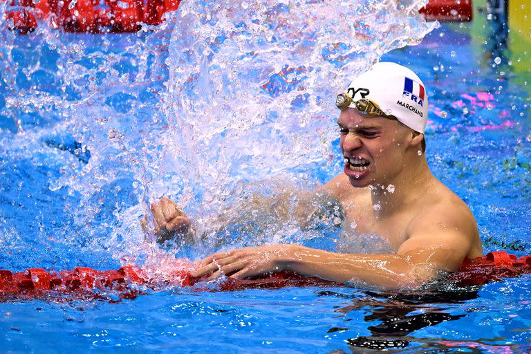 El festejo de Leon Marchand tras su victoria con récord mundial en los 400 metros combinados