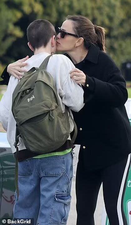 La última fotografía de Fin junto a su madre antes de su aparición pública con su nuevo nombre