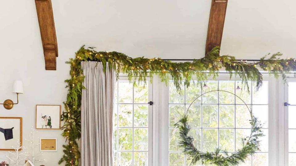 how to hang garland, hanging hacks living room with garland around window and hanging wreath