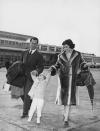 Solo tenía dos añitos cuando el cantante fue inmortalizado con sus padres en Roma. Lucía Bosé nació en Milán y fue Miss Italia 1947. (Foto: Keystone / Hulton Archive / Getty Images)