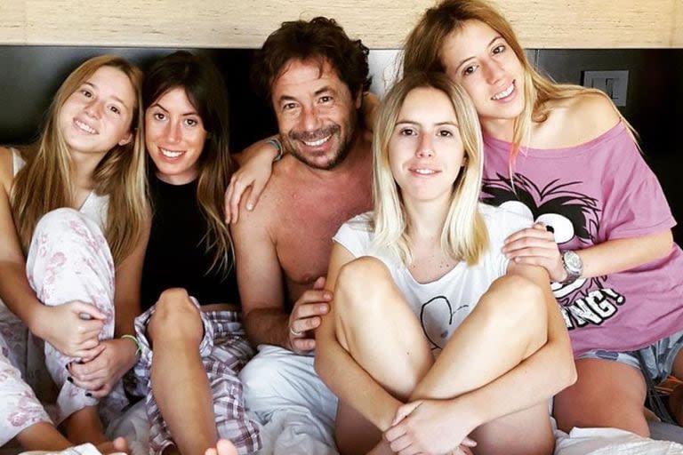 Ricky Sarkany junto a sus cuatro hijas (Foto Instagram @gracepapini)