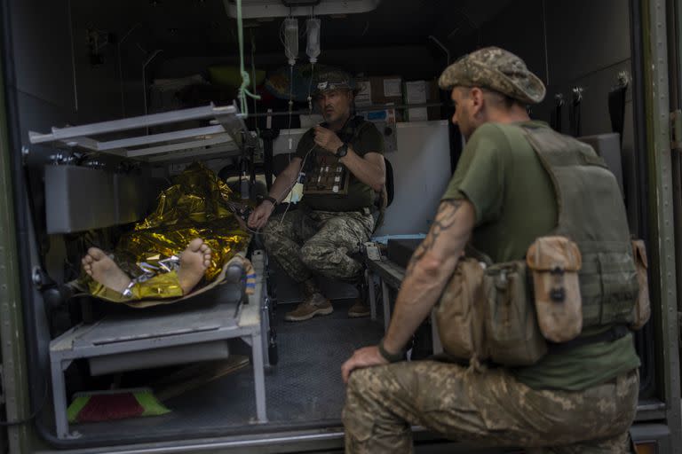 Un militar ucraniano herido es trasladado a un centro médico después de recibir tratamiento médico de emergencia en la región de Donetsk, en el este de Ucrania, el martes 7 de junio de 2022. (AP Photo/Bernat Armangue)