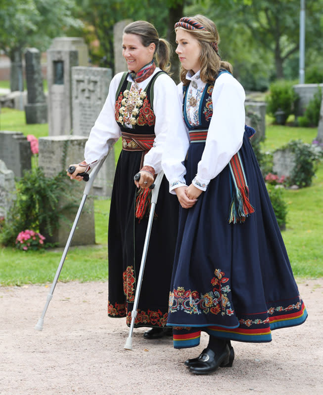 Marta Luisa de Noruega, con muletas en confirmación de su sobrino