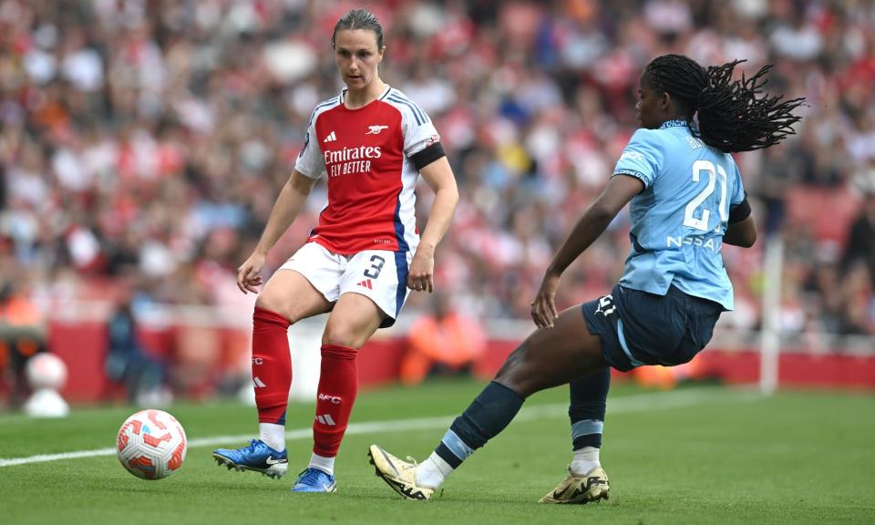 <span>Lotte Wubben-Moy (left) was the only English player to start for Arsenal in their Women's Super League opener against Manchester City.</span><span>Photograph: Alan Walter/Arsenal FC/Getty Images</span>