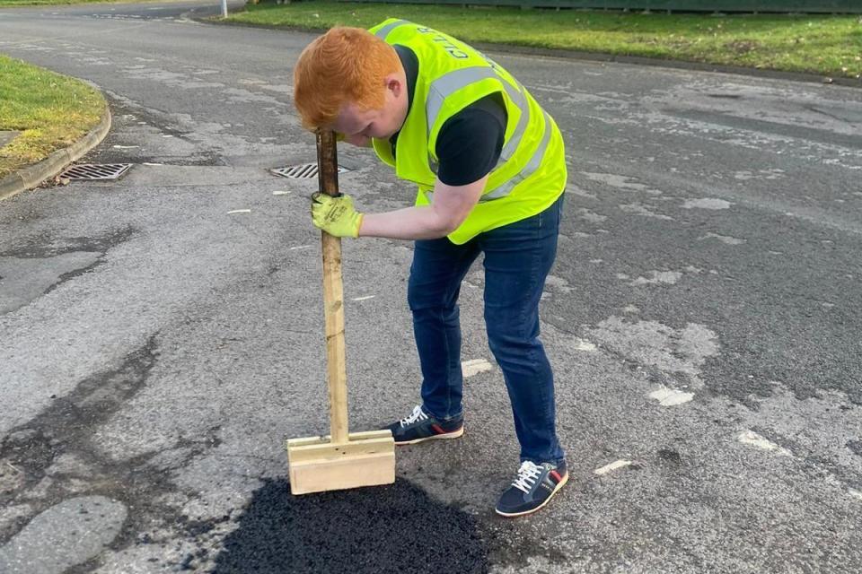 Der konservative Cllr Luke Mason füllt Schlaglöcher in Coulby Newham aus