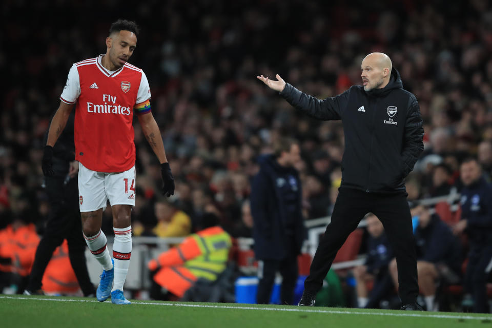 LONDON, ENGLAND - DECEMBER 05: Freddie Ljungberg caretaker Arsenal coach speaks with Pierre-Emerick Aubameyang of Arsenal during the Premier League match between Arsenal FC and Brighton & Hove Albion at Emirates Stadium on December 5, 2019 in London, United Kingdom. (Photo by Marc Atkins/Getty Images)