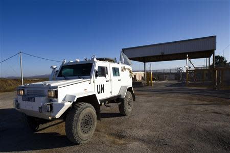 United Nations (U.N.) peacekeeping soldiers leave the Quneitra border crossing between Israel and Syria, in the Israeli-occupied Golan Heights August 31, 2013. REUTERS/Ronen Zvulun