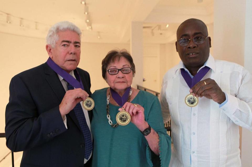 Llos ex presos políticos cubanos, Angel de Fana, Cary Roque, y Jorge Luis Garcia Pérez Antunez, con la Medalla de la Libertad de la Florida, luego de una ceremonia en el Museo de la Diáspora Cubana en Miami, el jueves, 20 de abril del 2017.