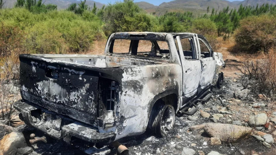 Una camioneta blanca quemada descubierta en un rancho de Santo Tomás es el mismo vehículo que conducían dos australianos y un estadounidense antes de desaparecer, según una fuente de la policía local. (Crédito: Patrulla 646)