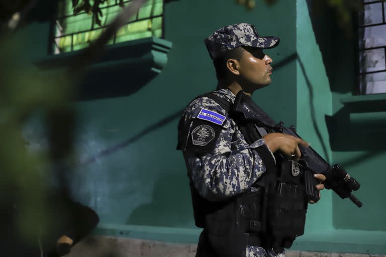 La Policía Nacional Civil patrulla el barrio Vista al Lago, anteriormente bajo el control de la pandilla Mara Salvatrucha, en Ilopango, El Salvador, el jueves 2 de marzo de 2023. 