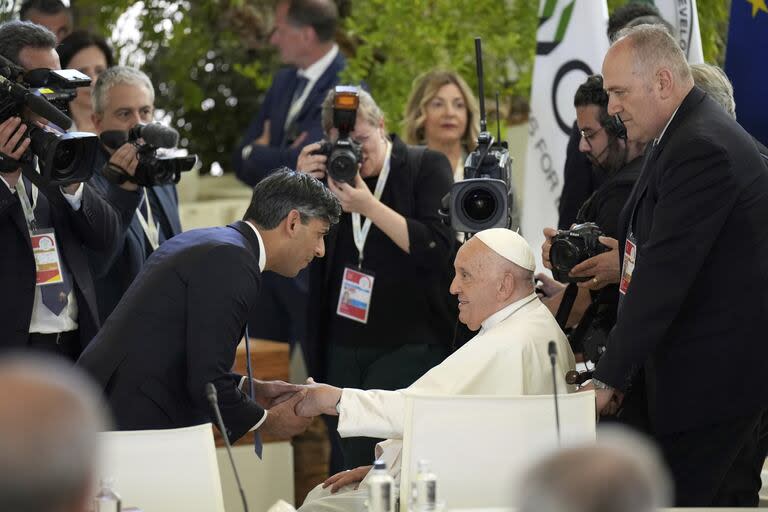 El primer ministro británico, Rishi Sunak, da la bienvenida al papa Francisco antes de una sesión de trabajo sobre Inteligencia Artificial (IA), Energía, África-Mediterráneo