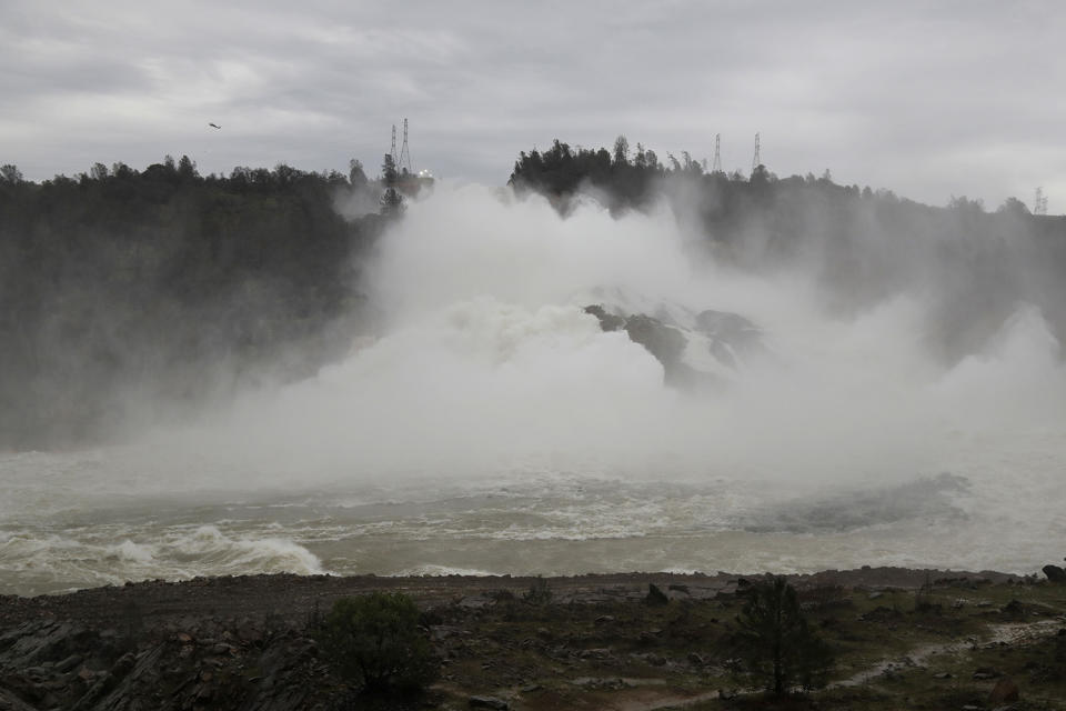 Damaged dam threatens Northern California towns