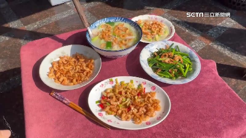 台南火燒蝦是漁村中的道地料理，年前有許多民眾喜愛購買，幫餐桌上增添美味。