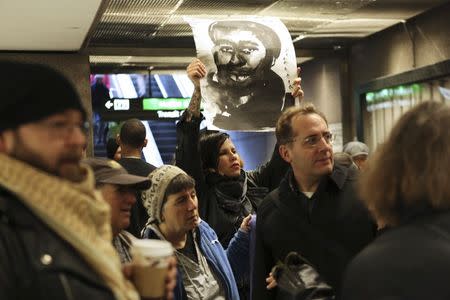 Demonstrators converge on a Bay Area Rapid Transit (BART) rail station in San Francisco, California January 16, 2015. REUTERS/Robert Galbraith