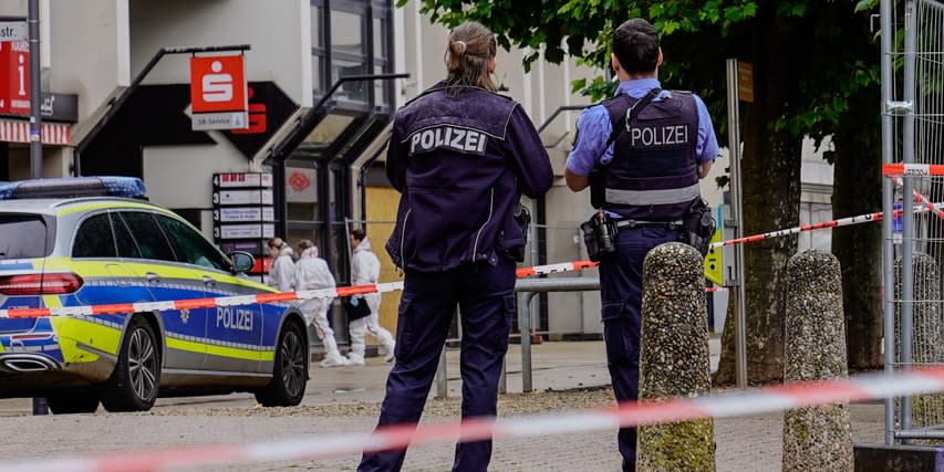 Polizisten sind in der Innenstadt von Saarlouis im Einsatz. In einem Gebäude, in dem sich eine Bank befindet, war zuvor eine Leiche gefunden worden<span class="copyright">dpa</span>