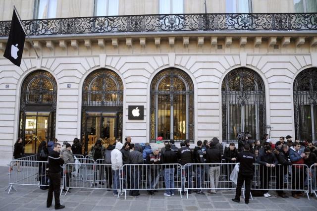 Robbers armed with pump-action shotguns raid Paris Chanel store