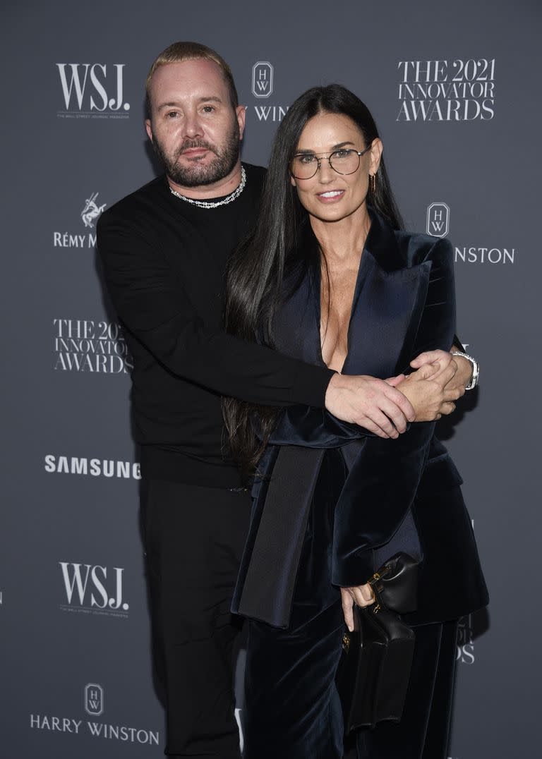 Kim Jones, encargado de la dirección creativa de Fendi, abrazado a Demi Moore en el evento de moda