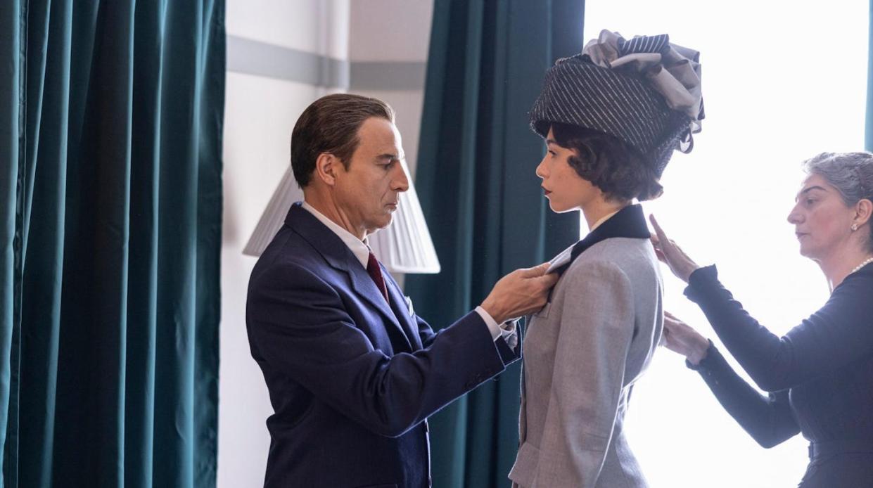 Fotograma de la miniserie 'Balenciaga', de Disney +. <a href="https://www.filmaffinity.com/es/film266667.html" rel="nofollow noopener" target="_blank" data-ylk="slk:FilmAffinity;elm:context_link;itc:0;sec:content-canvas" class="link ">FilmAffinity</a>