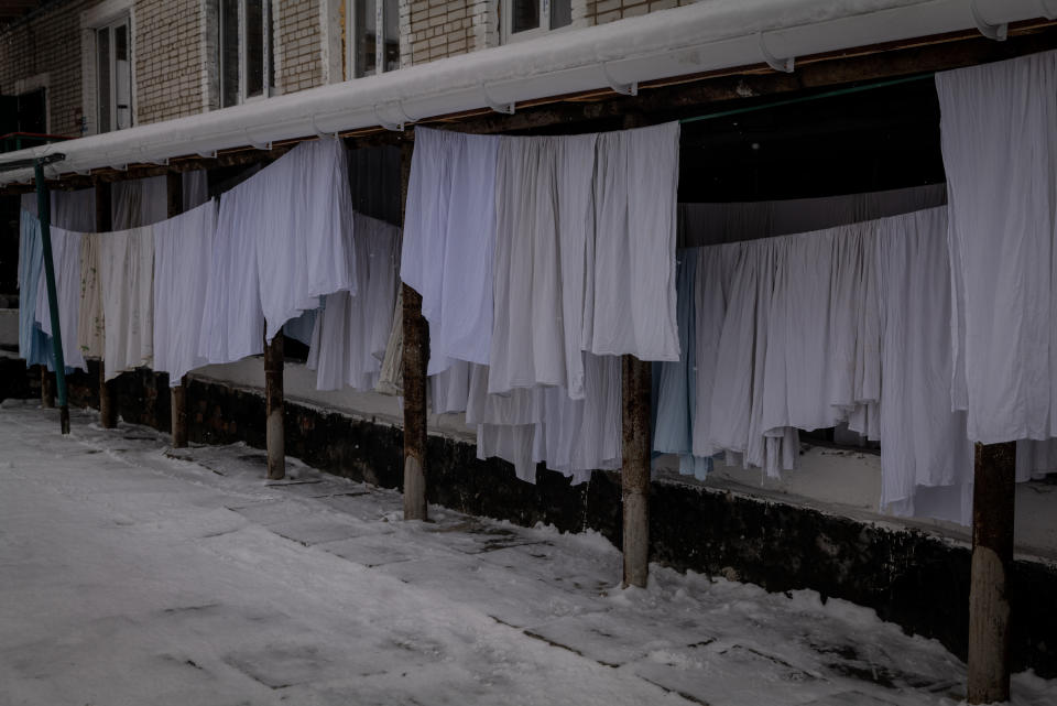 Prisioneros de guerra rusos ven las noticias de la televisión ucraniana en un campo de prisioneros en el oeste de Ucrania, el 6 de febrero de 2023. (Nicole Tung/The New York Times)