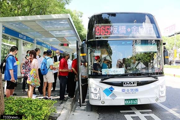 「有緣新北公車5元走透透」民眾揪團搭乘965線前往九份旅遊。（記者蘇春瑛攝）