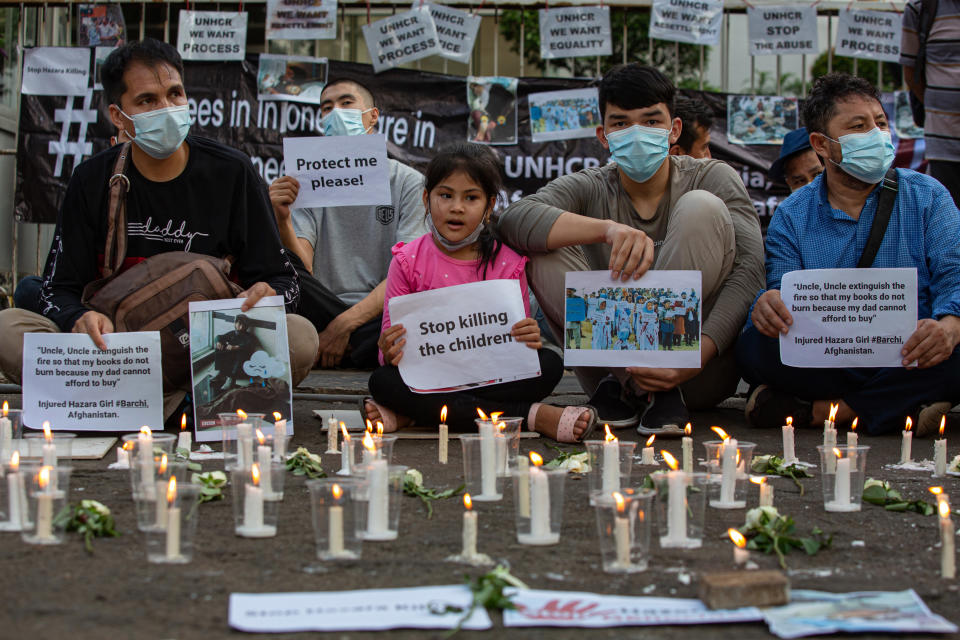Geflüchtete Hazara demonstrieren nach dem Anschlag auf die Schule am 8. Mai vor dem UNHCR-Büro in Jakarta (Bild: Afriadi Hikmal/NurPhoto via Getty Images)