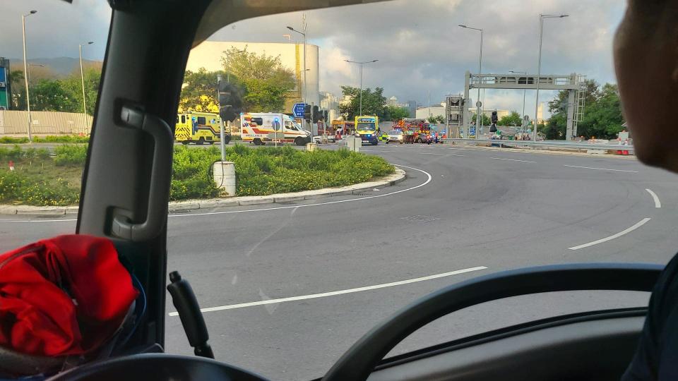 將藍隧道口私家車撞壆，司機昏迷 4 客傷，茶果嶺道迴旋處部份行車線封閉。（香港突發事故報料區 Facebook）