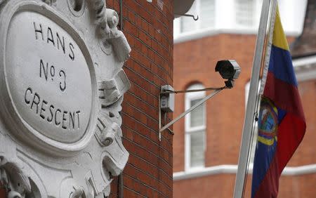 A security camera is seen outside the Ecuadorian embassy in London August 13, 2015. REUTERS/Peter Nicholls