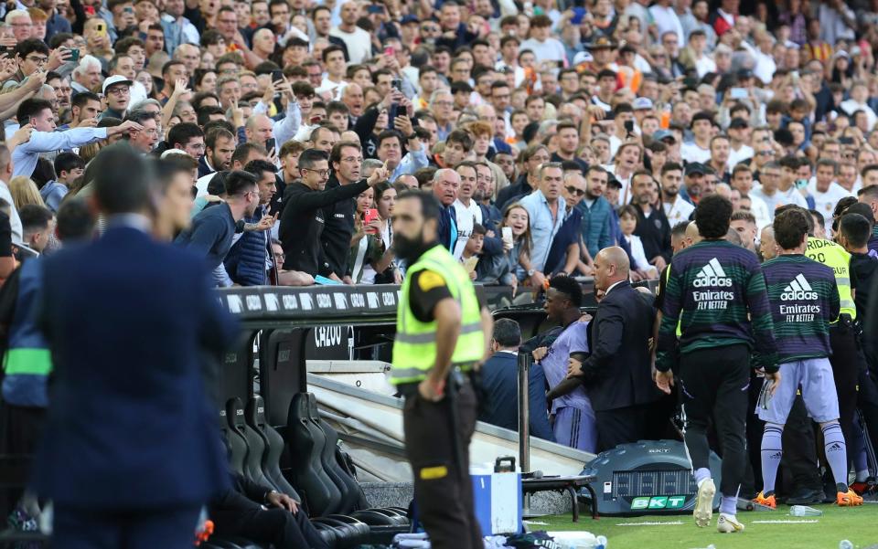 Vinicius Junior van Real Madrid verlaat het veld na een rode kaart tijdens een Spaanse La Liga-voetbalwedstrijd tussen Valencia en Real Madrid - Vinicius Junior beschuldigt Spanje ervan een racistisch land te zijn na verder misbruik - AP/Alberto Saiz