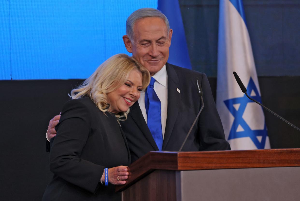 Israel's ex-premier and leader of the Likud party Benjamin Netanyahu, flanked by his wife Sara, addresses supporters at Benjamin Netanyahu y Sara Netanyahu en la sede del Likud (Photo by Menahem KAHANA / AFP) (Photo by MENAHEM KAHANA/AFP via Getty Images)