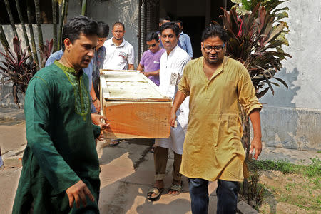 Relatives receive a dead body after a fire broke out at a multi-storey commercial building in Dhaka, Bangladesh, March 29, 2019. REUTERS/Mohammad Ponir Hossain