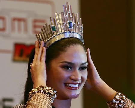 Miss Universe 2015 Pia Wurtzbach holds her crown during a news conference at a hotel in Quezon city, metro Manila January 24, 2016, after her return to the Philippines. REUTERS/Romeo Ranoco