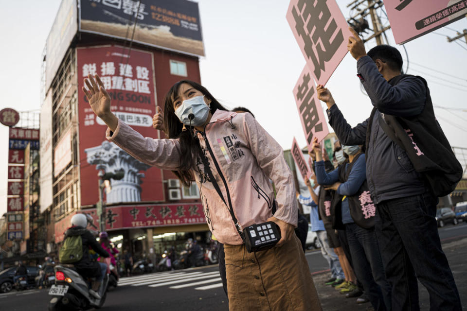 2021年2月2日高雄，黃捷在街頭呼籲投不同意票罷免票。