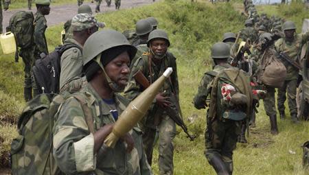 Congolese soldiers move to frontline positions as they advance against the M23 rebels in Kibumba, north of Goma October 27, 2013. REUTERS/Kenny Katombe