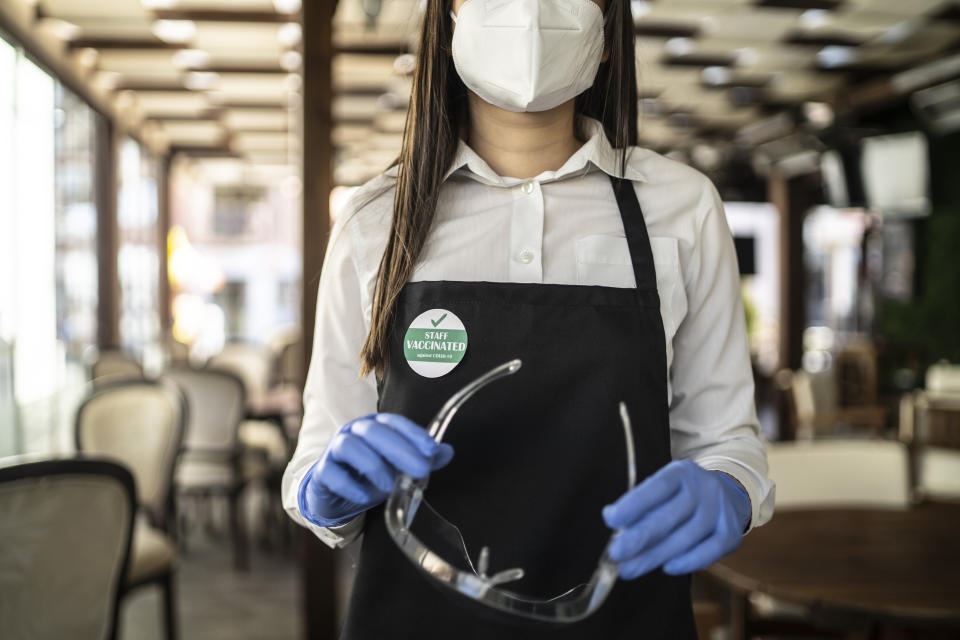 Make sure restaurant staff are wearing masks when you're dining. (Photo: Vladimir Vladimirov via Getty Images)