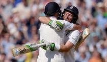 Cricket - England v Australia - Investec Ashes Test Series Third Test - Edgbaston - 31/7/15 England's Ian Bell and Joe Root celebrate after winning the third Test match Reuters / Philip Brown Livepic
