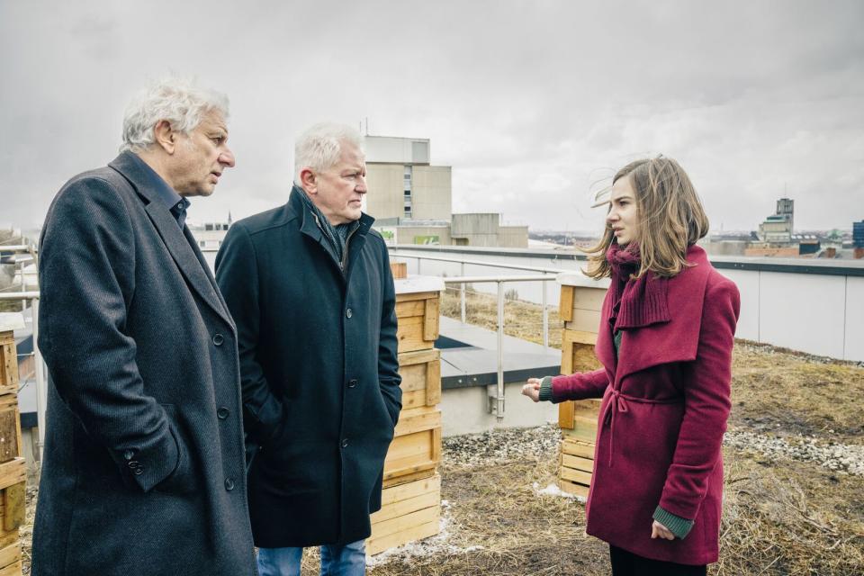 Marina Eeden (Jara Bihler) zeigt den Kommissaren Ivo Batic (Miroslav Nemec, links) und Franz Leitmayr (Udo Wachtveitl) den vermeintlichen tatort