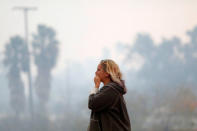 Una mujer reacciona al incendio Woolsey en Malibú, California, Estados Unidos. 10 de noviembre de 2018. REUTERS/Eric Thayer