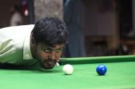 Pakistani born without arms excels in snooker in Samundri,