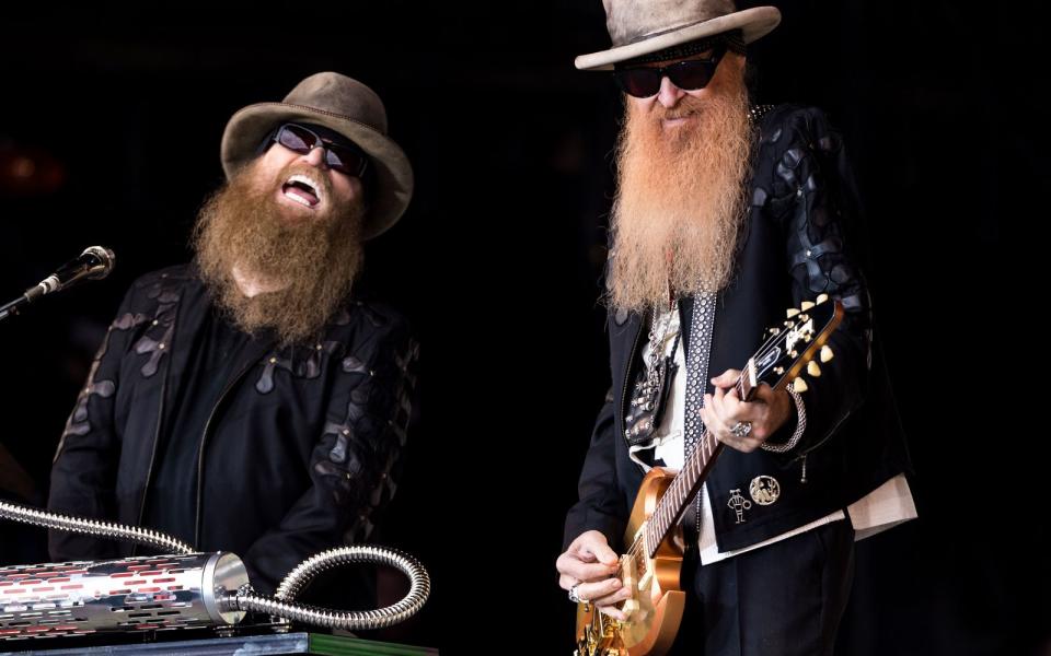 Gegründet wurde die Band bereits 1969, ihre größten Erfolge feierten ZZ Top aber in den 80-ern. "Gimme All Your Lovin'", "Sharp Dressed Man", "Legs" - die großen Hits der Kult-Bartträger kennt bis heute jeder. Bassist Dusty Hill (links) starb kürzlich nach 52 Jahren als fester Bestandteil der Band. Billy Gibbons, der im Juni sein neues Soloalbum "Hardware" veröffentlichte, möchte trotzdem weitermachen mit ZZ Top. (Bild: Getty Images/Ian Gavan)