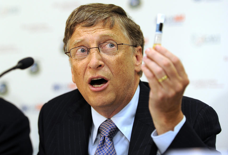 Billionaire philanthropist Bill Gates holda up a Rotavirus vaccine during a news conference at the Global Alliance for Vaccines and Immunisation (GAVI) conference in London June 13, 2011. Britain and Gates pledged $2.3 billion at an international donor conference on Monday to fund vaccination programmes to protect children in poor countries against diseases like diarrhoea and pneumonia.   REUTERS/Paul Hackett (HEALTH POLITICS IMAGES OF THE DAY)