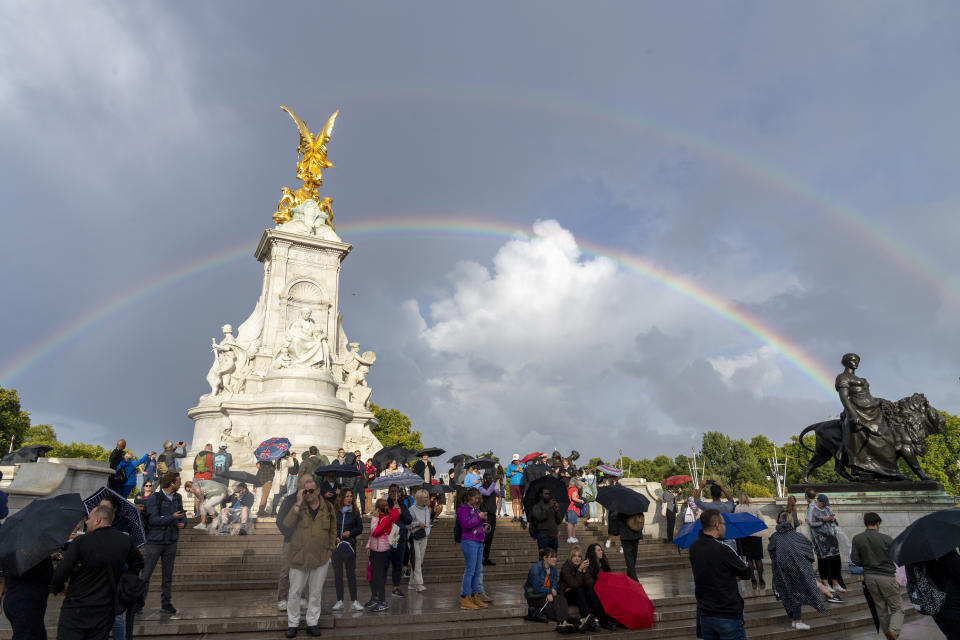 A double rainbow appeared over Buckingham Palace shortly before the announcement of the death of the Queen on September 8, 2022. (Getty Images)