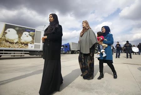 Syrians walk at Turkey's Oncupinar border crossing on the Turkish-Syrian border in the southeastern city of Kilis, Turkey, February 10, 2016. REUTERS/Osman Orsal