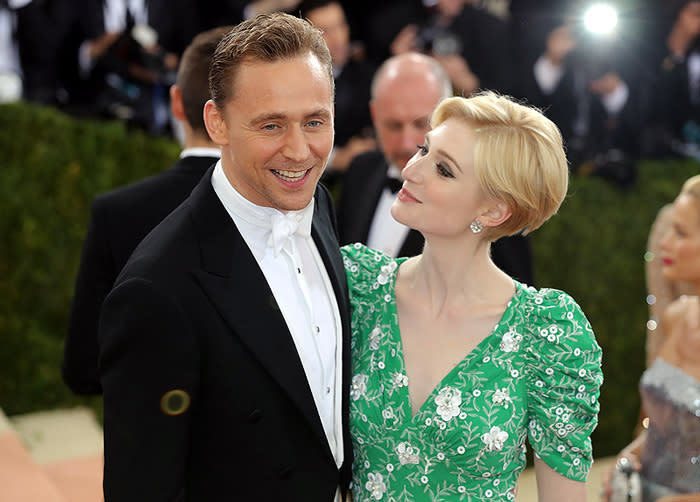 elizabeth debicki y tom hiddleston en la met gala