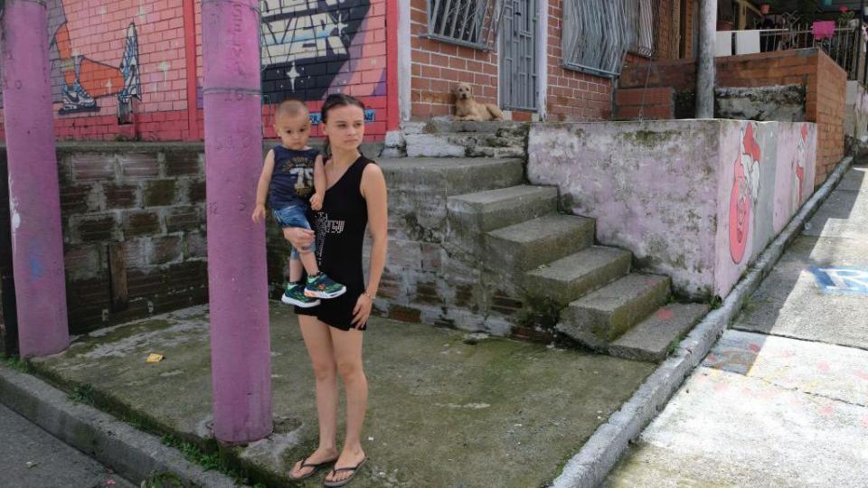 Mujer con su hijo en la ciudad colombiana de Pereira.