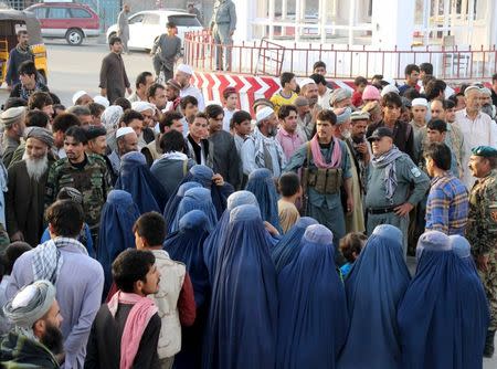 Afghans wait to receive aid distributed by the National Army troops in Kunduz, Afghanistan October 14, 2015. REUTERS/Stringer